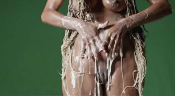 TheMarcusBaker's tweet image. Erykah badu just dgaf no more, ma got butt ass naked in her new music video, she true #TeamNoFucksGiven