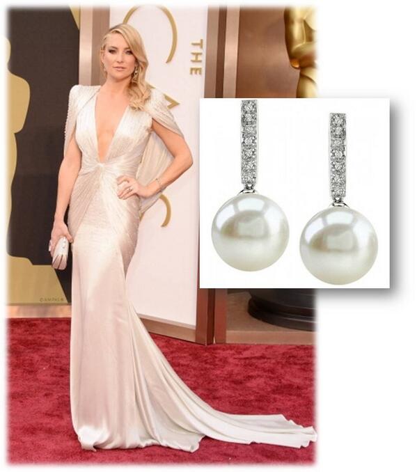 Fabuloso vestido de Versace y Pendientes de diamantes y perlas de Harmony Design  bit.ly/1aaLGrg