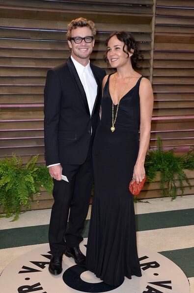 Momoosai Di Twitter サイモン ベイカーの参加したヴァニティ フェア オスカー前夜祭 奥様レベッカ リグさんとのフォトコール ドレスコードはややカジュアルだったようでノータイです Http T Co 5ss3vwoivf