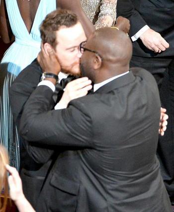 LaScript's tweet photo. Más besos, Steve McQueen y su musa, Michael Fassbender #Oscars2014 http://t.co/Ep0nBib4qt