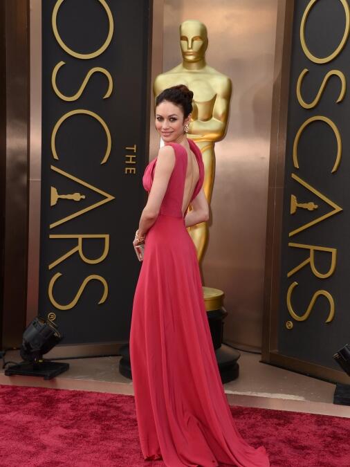 Inspiringtrends's tweet photo. En cambio Olga Kurylenko va muy elegante vestido de Alice Elia, está impresionante http://t.co/ltS6dZr0Gi