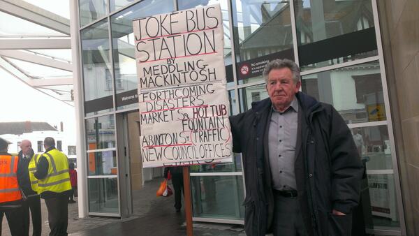 ChronandEcho's tweet image. The man with the sign is back and this time he's spelt Abington Street correctly