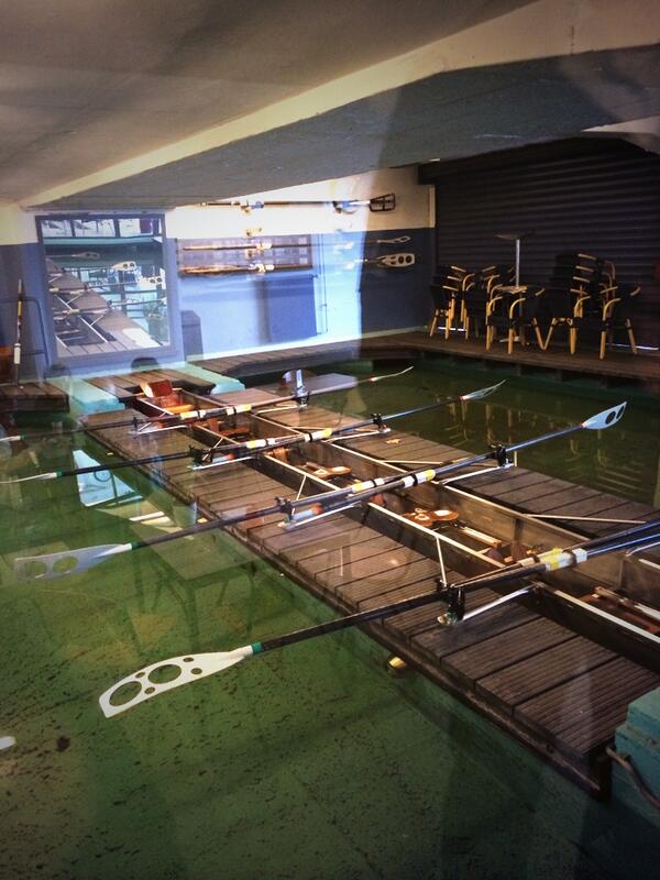 Vet! Zelfs een binnenbak bij <a href="/TopRowTweet/">TopRow</a> om de eerste kneepjes van t vak te leren... Misschien binnenkort curusuje?