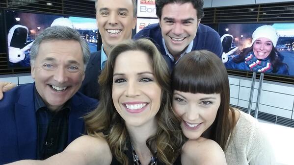 mc_proulx's tweet photo. On fait compétition à @TheEllenShow notre selfie @salutbonjour! Retweetez @ginochouinard @DanMelancon @vansap http://t.co/BW2SJsnfJj