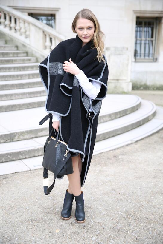 VogueFrance's tweet photo. Street looks à la Fashion Week de Paris automne-hiver 2014-2015, Jour 6 http://t.co/ZkklxyeUDe #PFW #streetstyle http://t.co/nLKuDWjLmO