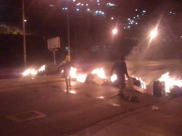 Axel_one29's tweet photo. @55ZEUSVENEZUELA @AnonymusWar @ElbacileSiempre  Así amanece Ruiz Pineda ccs, quién dijo miedo http://t.co/6YxFL2dy1P