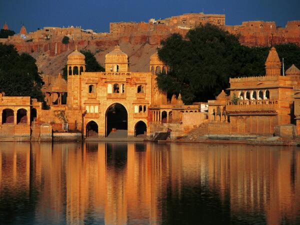 indiainpix's tweet photo. The #Jaisalmer fort overlooks the Gadsisar Lake, a 14th century man-made lake which is surrounded by temples. #pretty http://t.co/kbncJzrSju