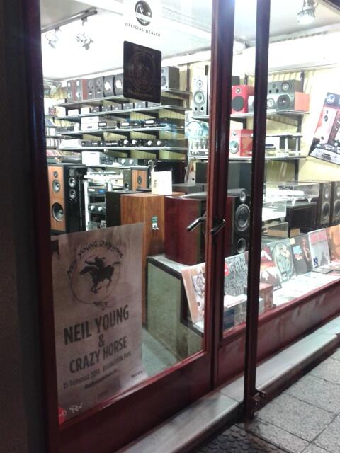 #neilyoungistanbulda Konser İstanbul'da ama afişleri İzmir'de...