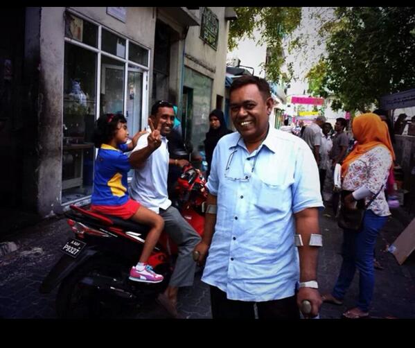 Olhukolhu's tweet photo. Vote 4 IBRA* Ibra on door 2 door. Machangolhi dhekunu. Vote thilafathah. @VoteIbra2014 @ShuaibMaldives @AANaseer http://t.co/UEx8C2LXOf