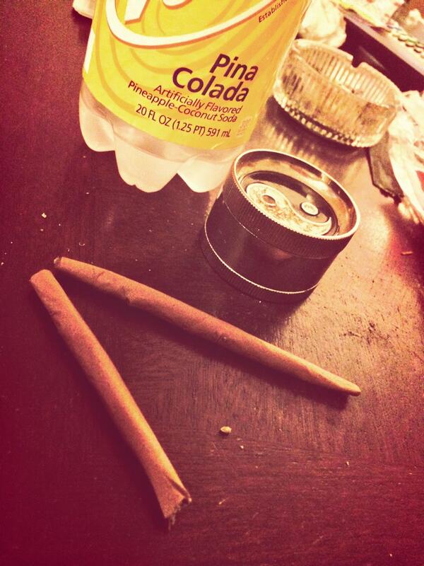 REDGroovyDoe's tweet image. Oh yes its that time again ladies &amp;amp; niggas its them #SmokingHours #MatchTwo thats a mini😎 #PeaceGrinder✌️