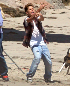 bitofsouls's tweet photo. recuerdan ese día que justin le estaba haciendo culto al sol?? jajaja bebito http://t.co/syQ3AvD5RI