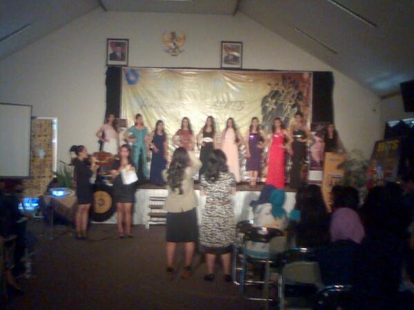 RaiTrisuci's tweet photo. Selamat dan SEMANGAT @nurulfebria_ masuk 10 besar @putrikmpsasmtb yee!!! http://t.co/Gq8mSUZGmk