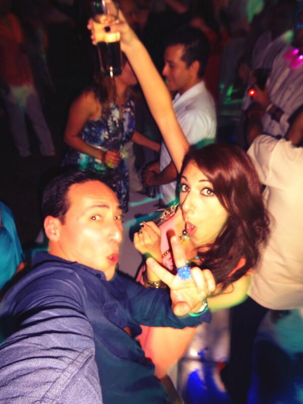 SandraCorcuera's tweet photo. Jajaja qué buena foto #BodaCapi ¡A mí tb amigo!😘“@VictorNievesG: @SandraCorcuera siempre me da gusto verte! Besos http://t.co/GmVngRPvp1”