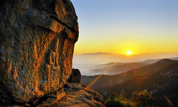 Kor_Visitkorea's tweet photo. 서울 남산? 아니죠~ 일출 시간에 맞춰 #경주 남산에 오르면 햇살이 마애보살반가상을 은은하게 비추는 장관을 만날 수 있습니다. 화요일 아침, 다들 졸지 말고 파이팅 합시다! :) http://t.co/xzHljo890A