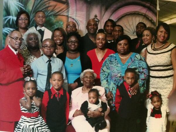 HesF8thful's tweet photo. My 100 y/o Aunt Georgia @ her bday celebration with just a "few" of her 418 grand, great &amp; great great grandchildren http://t.co/NIMXEAE84g