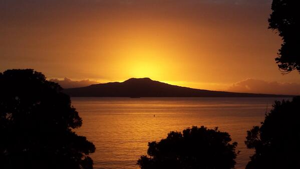 PhysioOnTour's tweet photo. Aren't we lucky to have this in our 'backyard'#goodmorning #beautifulsunrise #rangitoto #inhalethisbeauty #NewZealand http://t.co/5KTuODnZqJ