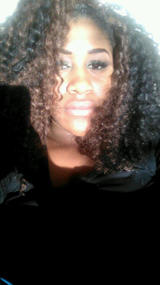 QueenieeFoxx's tweet photo. Selfie #StPatricksDayEdition.green eyeshadow fa dat ass lol http://t.co/stUebK7ySX