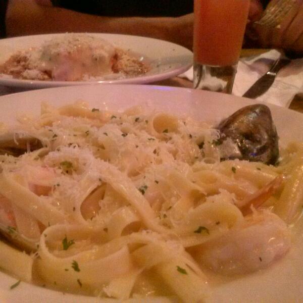 Got what i wanted. #SeaFood #Pasta #StrawberryIceTea #JohnnyCarinos #MyDay1s #UAN