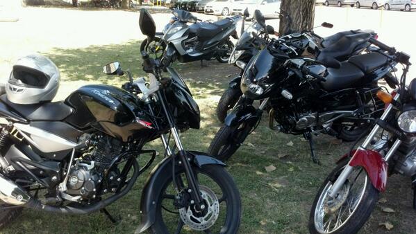 Deemian22's tweet photo. En el aeropuerto de ezeiza...las rouser 135 y 220!!! :) http://t.co/4pQ27vxSKT