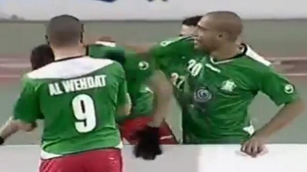 Cooperativa's tweet photo. [CooperativaTV] Jugador sirio marcó un golazo de taco desde 30 metros http://t.co/eSQsQkqQrb http://t.co/eX9wIBZDOG