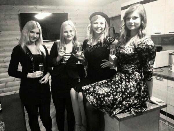 Laasmux's tweet photo. Meitenēm bija labs vakars! Ballīte ar @ssilverartist @Blondiiniite @BaltaaMiligaa! http://t.co/9At5TqsayZ
