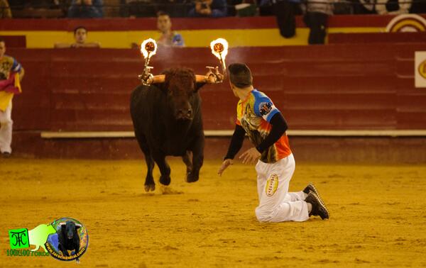 <a href="/forete20/">francisco paris</a> de rodillas aguantando la embestida del de Gimenez Indarte en el #ConcursoDeRecortadoresConTorosEmbolados