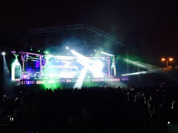 ganlobcom's tweet image. JKT was tranced by #ASOT650ID @arminvanbuuren @PAULVANDYK lastnite! @DyandraEnt