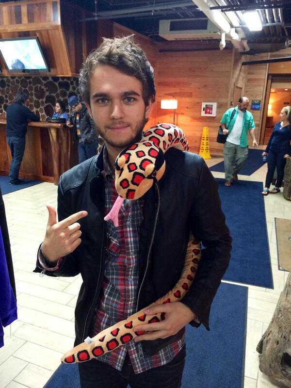 Zedd's tweet photo. Just ran into my buddy @djsnake ! http://t.co/yNQZEOmabd