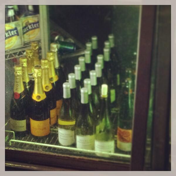 stevengshell's tweet image. I love where I live. Even the sports bars have Veuve. #champs #veuve