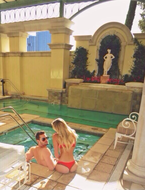 JeremyC0hen14's tweet photo. Pool day I'm our villa. #vegas @PaulinaGretzky http://t.co/d9KvoAcfxd