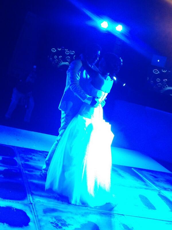 SandraCorcuera's tweet photo. Y los novios bailan su canción, #Brillas de @LeonBenLarregui,la canción d los enamorados de hoy ... 💖 #BodaCapi http://t.co/F4rQ1Z2NR2