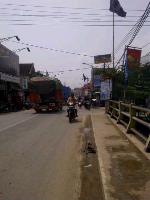 FotoLamongan's tweet photo. Pertigaan blimbing ramai lancar semua arah @e100ss @InfoLamongan @info_brondong http://t.co/XqboRZ2y4A