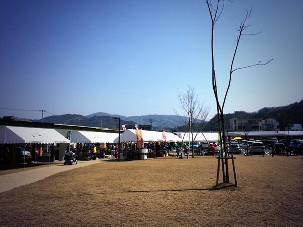 Mahha_Yuichi's tweet photo. で、
八幡���まで来てしまった。
なんか、にぎわってる！ http://t.co/2XIt4cIDrH