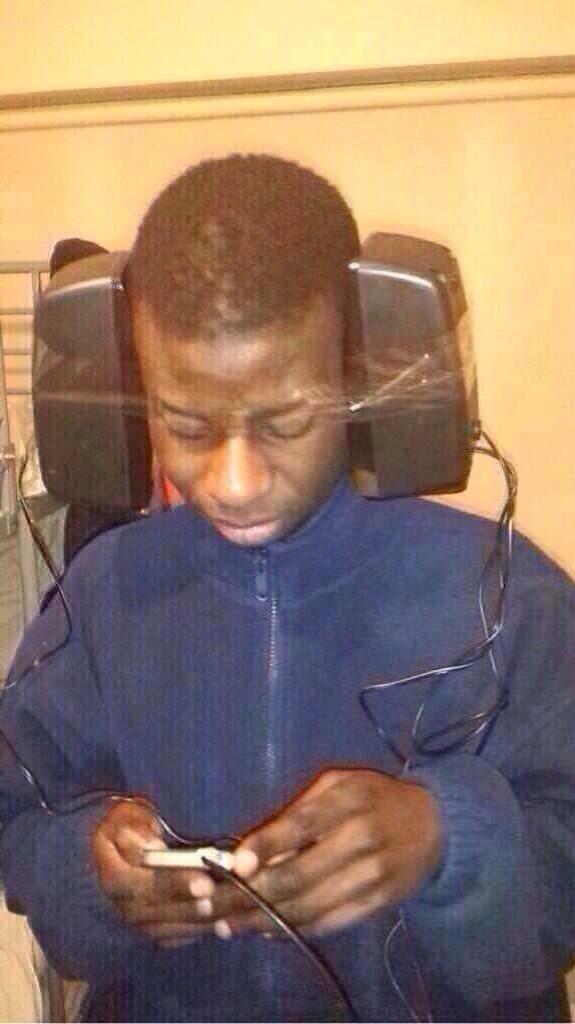 BeatingHerUnder's tweet photo. "Beats By Struggle"  🔊😂🔊 http://t.co/I0Va6nCxMx