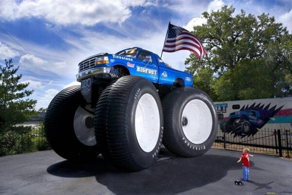 Twitter 上的 ビビる ギネス記録 世界一大きなタイヤの車 直径３ｍ T Co Ixbjltmp3p Twitter