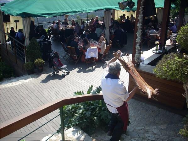 BuenosFuegos's tweet photo. 5 horas de cocción y cordero a la mesa. En esta ocasión, fuimos a presentarlo así #catering #Bodas http://t.co/sP7gxrGKr5