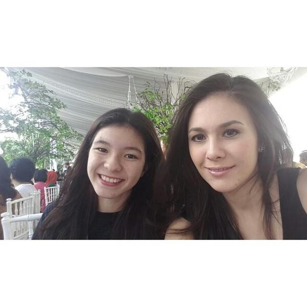 RazadeShaloom's tweet photo. [UPDATE] MOM and ME at Art for cancer ♥ love them both :* http://t.co/q9VEnL9kS2