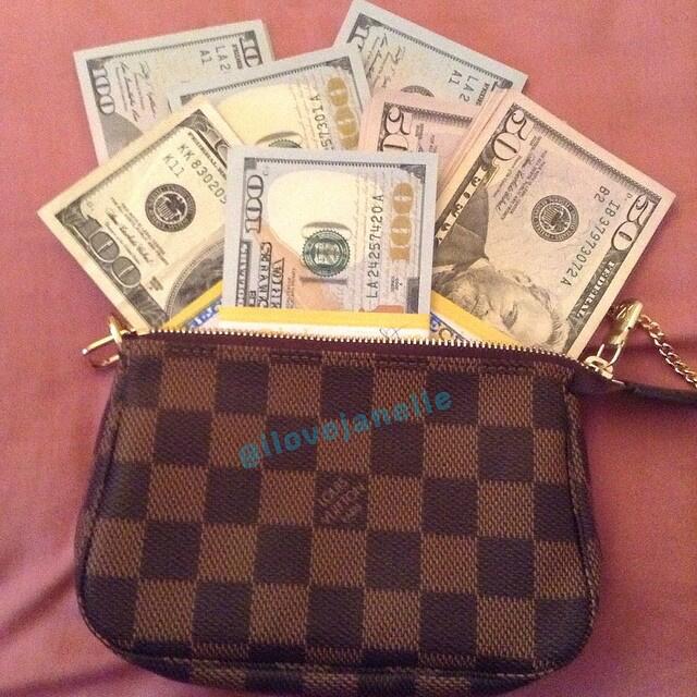 Feels good ^.^ #spoiled #louisvuitton http://t.co/UL12ycOYUT<a href="/tag/spoiled"class="tags">#spoiled</a><a href="/tag/louisvuitton"class="tags">#louisvuitton</a>