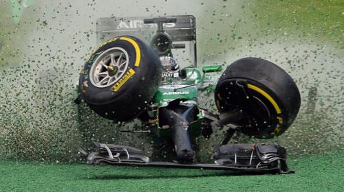 PaulaRuiz17's tweet photo. "@diarioas: Así quedó el coche de Kobayashi tras su accidente http://t.co/Swvt9bn3Ri http://t.co/dbXkuWZizb"