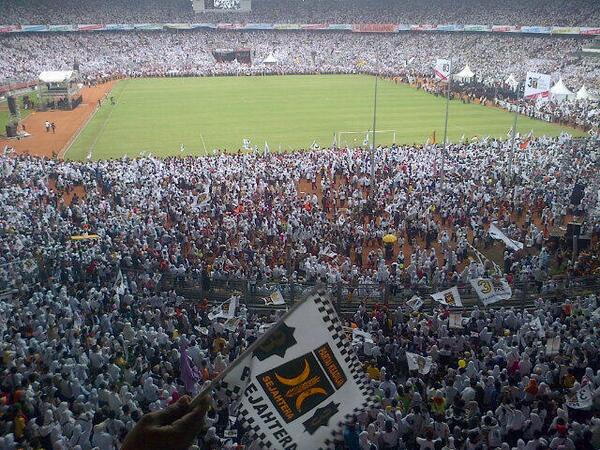 Lulu_Salbila's tweet photo. "gue ngiri pake bgt ga ikut T.T RT @pkspiyungan: Jurnalis: Cuma PKS yg bs Penuhi GBK http://t.co/RftQUTAjGr http://t.co/Z4wIWZsH4a"