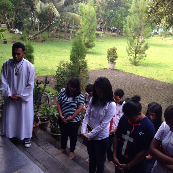 KMKFKUNSRAT's tweet photo. Gua maria berdoa sebelum pemilihan ketua Bina Iman. http://t.co/V22xuFf1Aq