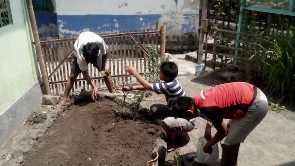 sakijogja's tweet photo. Mari kita berkebun :D http://t.co/621lceebCM