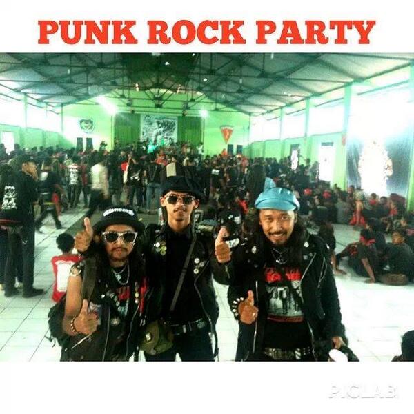 Biasanya kami di atas panggung untuk Live Show... Tapi sekarang nonton dan Support feat bersama <a href="/OfficialDislaw/">OFFICIAL DISLAW</a>