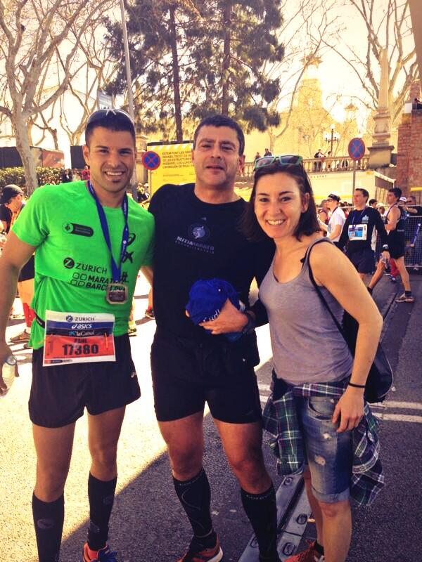 DiRTri's tweet photo. Algunos miembros del equipo hoy en la #maratobarcelona http://t.co/uKqBdfLen5