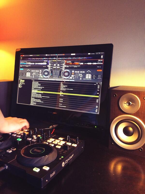 StreamBeats2014's tweet photo. Work hard for a new mix http://t.co/mBrWjWWyeK