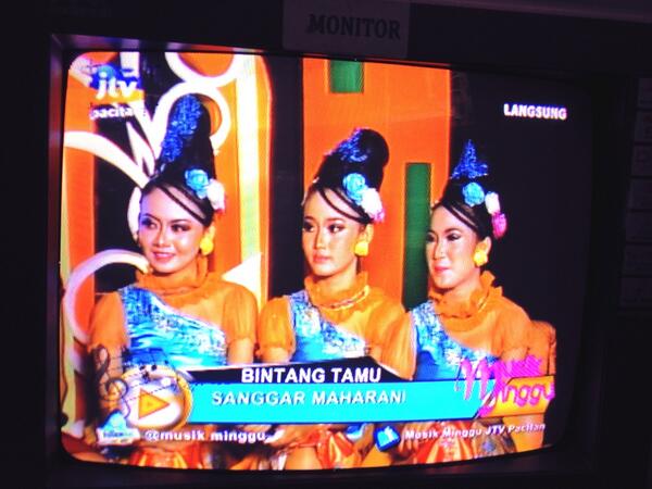 JTV_Pacitan's tweet photo. Bintang tamu @shella_26dess @musikminggu http://t.co/eCzrkLiX0K