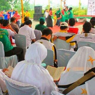 PKSulut's tweet photo. Caleg partai lain asyik Dangdut-an, kami tetap asyik dgn Al-Quran. #PKSm3nang @PKSejahtera @pkspiyungan @tifsembiring http://t.co/RekpQo0UWl