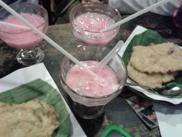 JAJAN_BARENG's tweet photo. Tempe mendoan + es pocong #Depok #JajanBareng http://t.co/22P8pvUZZi