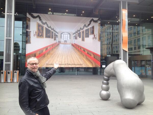 ErikJondell's tweet photo. Fantasisk å kunne stå på Oslo S og ønske velkommen til @Eidsvoll2014 http://t.co/b6prrlw5rS