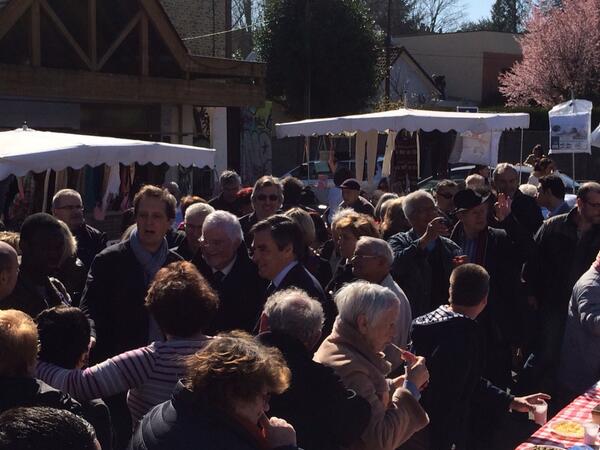 FrancoisFillon's tweet image. Toujours un plaisir de revenir à Domont soutenir mon ami @jechartier #UMP #Municipales2014